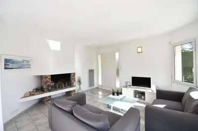 Télévision ou salle de divertissement dans l'établissement Square Leon Desclaux - Seignosse confortable villa contemporaine avec piscine