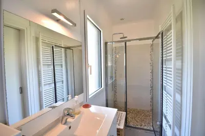 Salle de bains dans l'établissement Ourika - Hossegor belle villa située proche du lac marin du centre ville et du stade