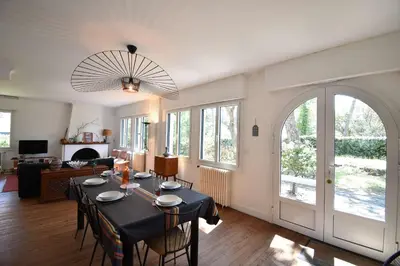 Télévision ou salle de divertissement dans l'établissement Ourika - Hossegor belle villa située proche du lac marin du centre ville et du stade