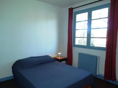 Un ou plusieurs lits dans un hébergement de l'établissement Etchederra - Hossegor villa années 50 sur terrain pentu et clos située à 300m de l'océan et à environs 500m du centre ville
