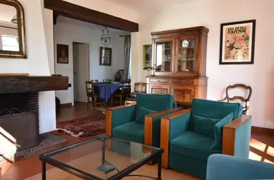 Coin salon dans l'établissement Etchederra - Hossegor villa années 50 sur terrain pentu et clos située à 300m de l'océan et à environs 500m du centre ville