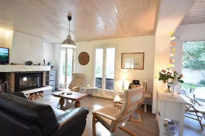 Coin salon dans l'établissement Ocemy - Hossegor très agréable villa rénovée avec gout située entre lac et océan