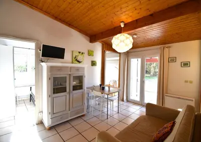 Télévision ou salle de divertissement dans l'établissement Aire Ona 1 - Hossegor appartement situé à deux pas de la plage de la gravière