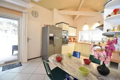 Cuisine ou kitchenette dans l'établissement Thais - Hossegor très agréable villa avec piscine située dans un quartier résidentiel