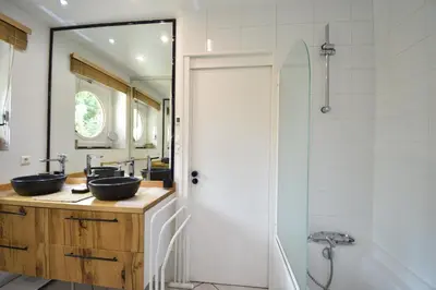 Salle de bains dans l'établissement Thais - Hossegor très agréable villa avec piscine située dans un quartier résidentiel
