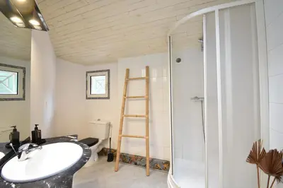 Salle de bains dans l'établissement Thais - Hossegor très agréable villa avec piscine située dans un quartier résidentiel