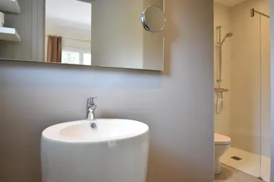 Salle de bains dans l'établissement Itsala - Hossegor agréable villa entre canal et océan à 3 minutes à pied de la plage