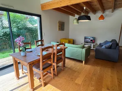 Coin salon dans l'établissement Carolins - Saubion agréable villa en bois dans quartier résidentiel à 400m du bourg de saubion