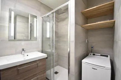 Salle de bains dans l'établissement Ermitage - Hossegor centre ville confortable appartement en rez de jardin