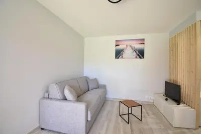Télévision ou salle de divertissement dans l'établissement Ermitage - Hossegor centre ville confortable appartement en rez de jardin