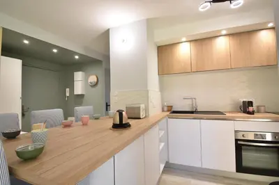Cuisine ou kitchenette dans l'établissement Ermitage - Hossegor centre ville confortable appartement en rez de jardin