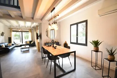 Coin salon dans l'établissement Marcassins - Hossegor belle villa landaise avec grand jardin location vacances