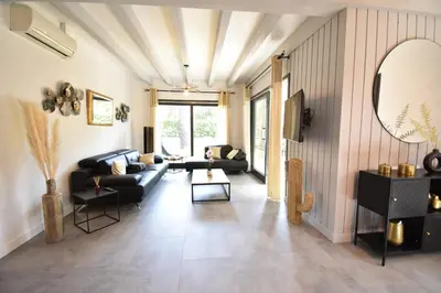 Coin salon dans l'établissement Marcassins - Hossegor belle villa landaise avec grand jardin location vacances