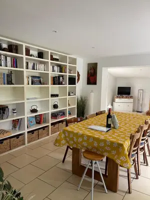 Bibliothèque dans la maison de vacances