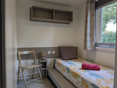 Un ou plusieurs lits dans un hébergement de l'établissement mobil home 562 3 ch proche forêt village 4 étoiles Siblu La Reserve