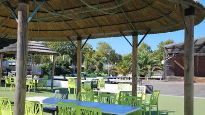 Restaurant ou autre lieu de restauration dans l'établissement mobil home 562 3 ch proche forêt village 4 étoiles Siblu La Reserve