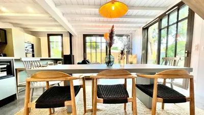 Cuisine ou kitchenette dans l'établissement La Villa du Lac - piscine chauffée - Jacuzzi - clim