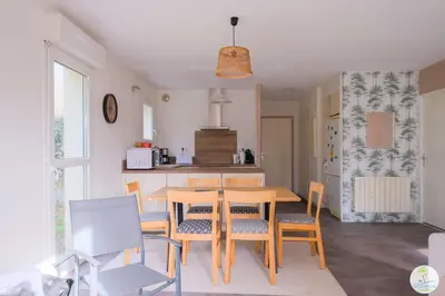 Cuisine ou kitchenette dans l'établissement Appartement Biscarrosse joli T3 avec terrasse et jardin privatif classé 1 étoile