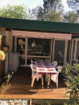 Terrasse ou espace extérieur de l'établissement Village Vacances aux Villages sous les Pins