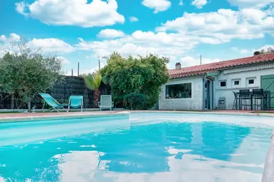 Piscine de l'établissement Villa la p'tite guinguette ou située à proximité