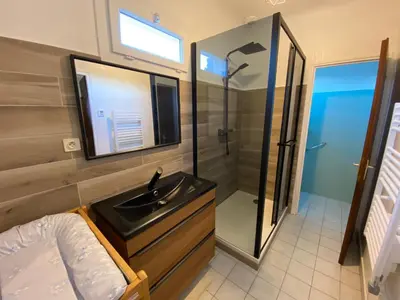 Salle de bains dans l'établissement Location vacances maison avec piscine sauna spa proche plages