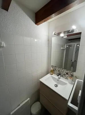 Salle de bains dans l'établissement Maison 400m plage