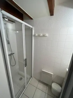 Salle de bains dans l'établissement Maison 400m plage