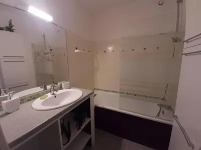 Salle de bains dans l'établissement Appartement T2 Tout Confort Centre-Ville Vieux-Boucau avec Parking Privatif et Proche des Plages - FR-1-239-926