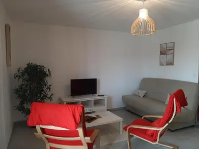 Télévision ou salle de divertissement dans l'établissement Appartement T2 Tout Confort Centre-Ville Vieux-Boucau avec Parking Privatif et Proche des Plages - FR-1-239-926