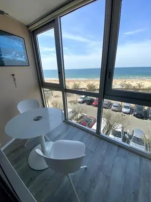 Vue générale sur la mer ou vue sur la mer prise depuis l'appartement
