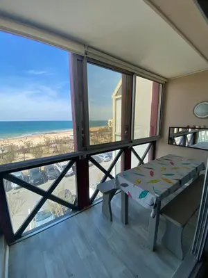Vue générale sur la mer ou vue sur la mer prise depuis l'appartement