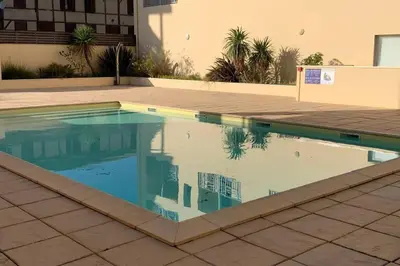 Piscine de l'établissement T2 cabine avec terrasse et piscine ou située à proximité