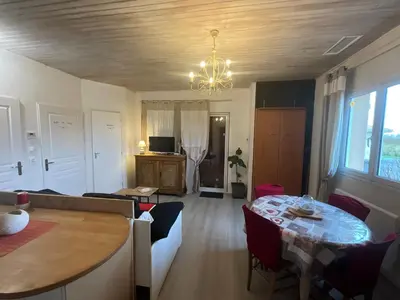 Cuisine ou kitchenette dans l'établissement Ravissant T2, Cl 3 étoiles, 3 pers et 1 enf , 3 lits, parking et patio