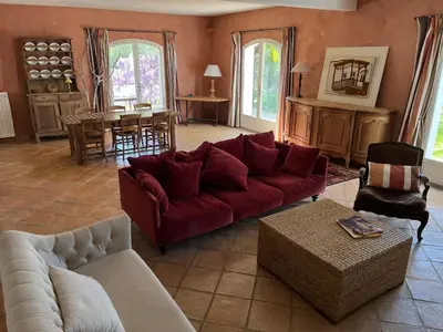 Coin salon dans l'établissement Maison de charme avec piscine