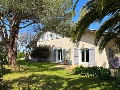Jardin de l'établissement Maison de charme avec piscine
