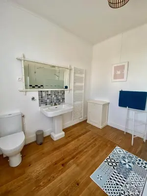 Salle de bains dans l'établissement Chaleureuse villa sur la dune