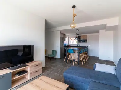 Télévision ou salle de divertissement dans l'établissement Appartement 3* à 50m de l'Océan, 5 pers, Clim, Wifi, Parking - Mimizan Plage - FR-1-50-116