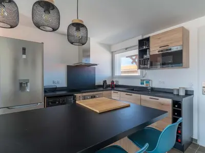 Cuisine ou kitchenette dans l'établissement Appartement 3* à 50m de l'Océan, 5 pers, Clim, Wifi, Parking - Mimizan Plage - FR-1-50-116