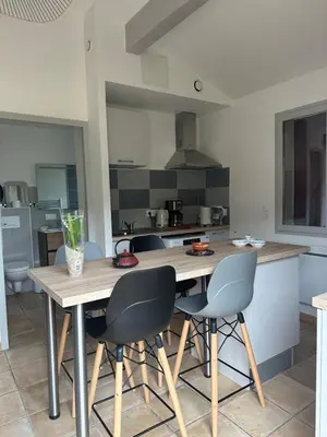 Cuisine ou kitchenette dans l'établissement Petite maison plein pied jardin