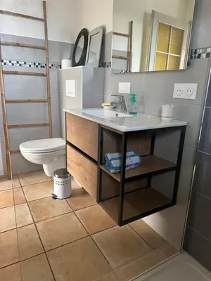 Salle de bains dans l'établissement Petite maison plein pied jardin
