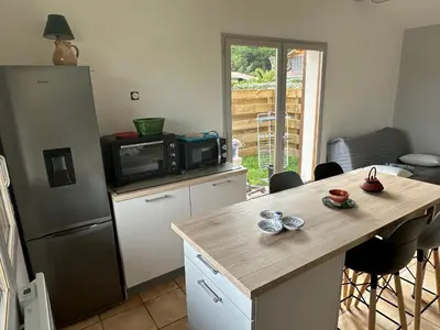 Cuisine ou kitchenette dans l'établissement Petite maison plein pied jardin