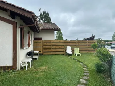 Jardin de l'établissement Petite maison plein pied jardin