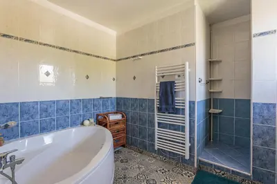 Salle de bains dans l'établissement Maison Urt - Charmante maison avec piscine